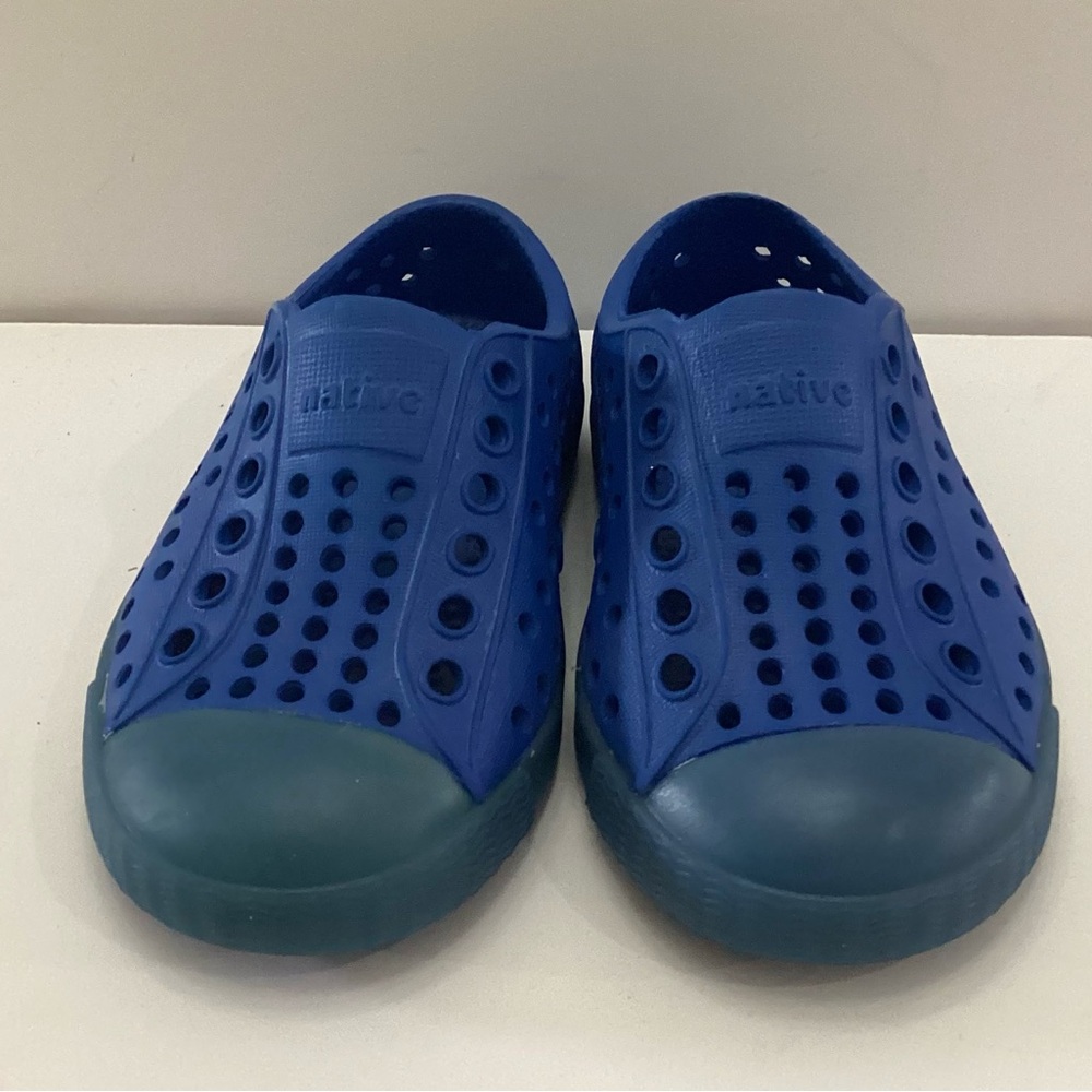 Native shoes Jefferson Blue w/ blue Trim size 4
Unisex